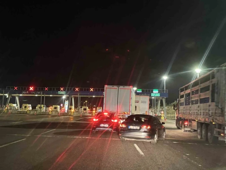 İstanbul trafiğine nefes olan otoyolda, gişe sayısının azaltılması, yoğunluğa sebep oluyor
