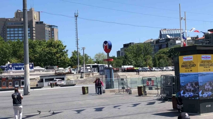 İstanbul Valiliği kararıyla Taksim ve Şişhane metro istasyonu kapatıldı
