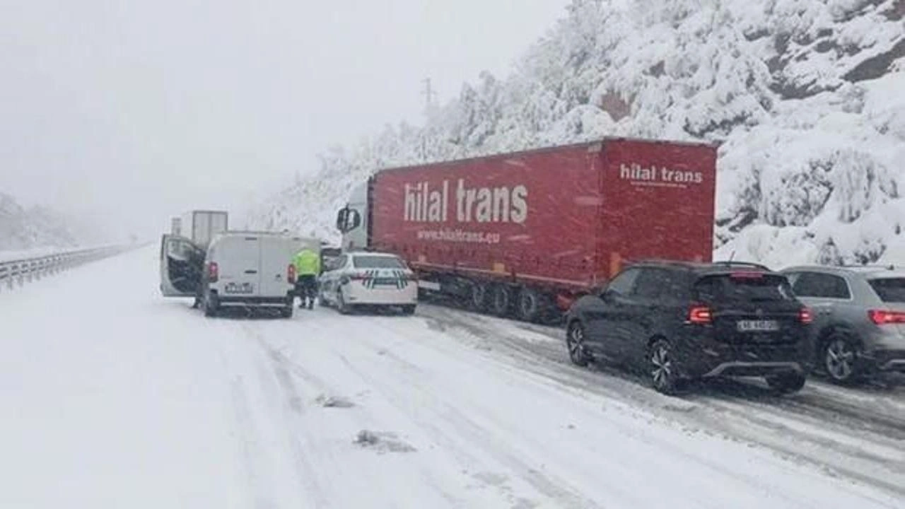 İstanbul yolunda yoğun kar yağışı: Trafik durma noktasına geldi