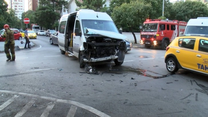 İstanbul'da faciadan dönüldü. Kadıköy'de işçileri taşıyan iki servis minibüsü çarpıştı