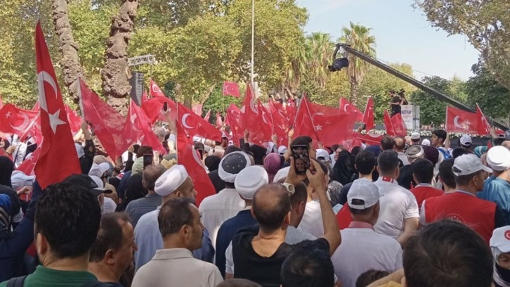 İstanbul'da LGBTİ+ karşıtı miting! Mitingde ilginç görüntüler ortaya çıktı