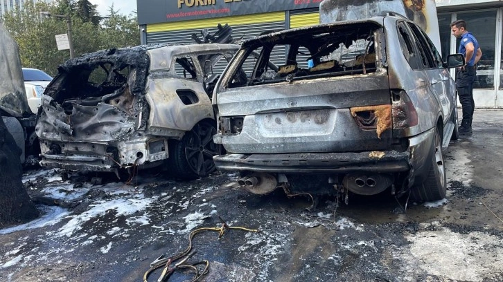 İstanbul'da oto sanayi sitesindeki 5 araç yandı