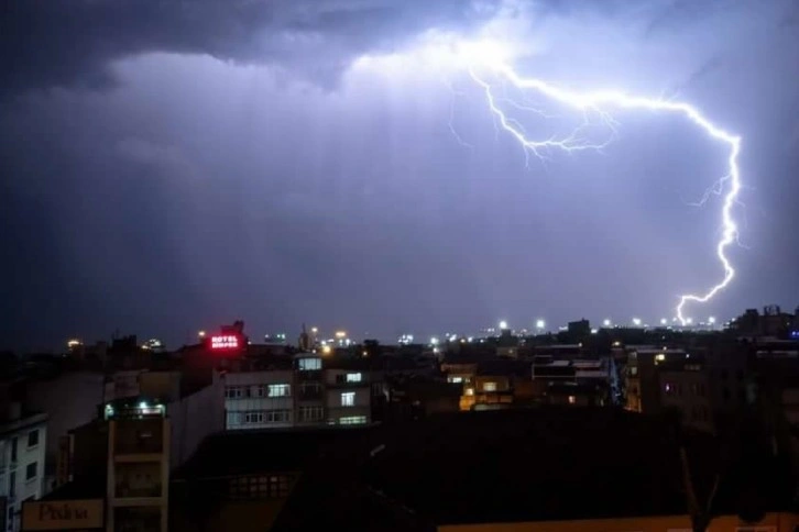 İstanbul’da şimşek ve gök gürültüsü etkili oldu