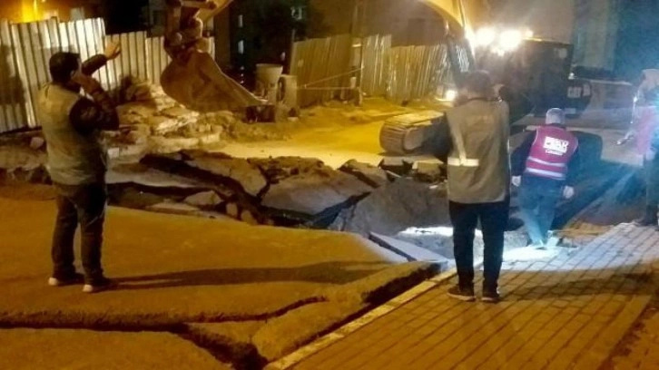 İstanbul'da yol çöktü! Binalar boşaltıldı