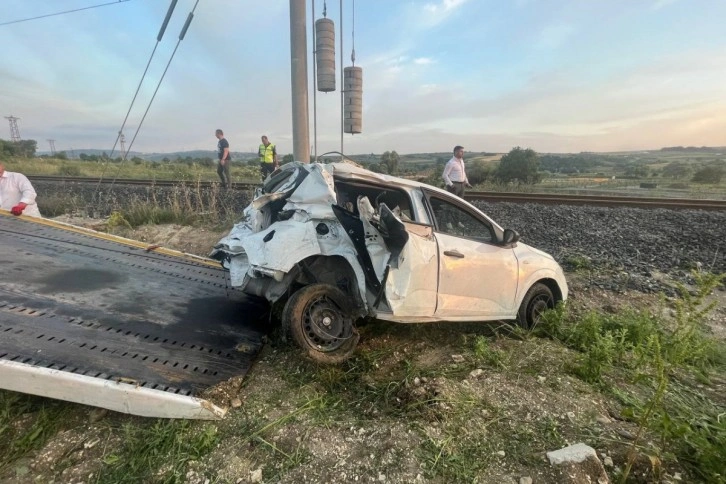 İstanbul’da yolcu treni hemzemin geçitte otomobile çarptı: 1 ağır yaralı