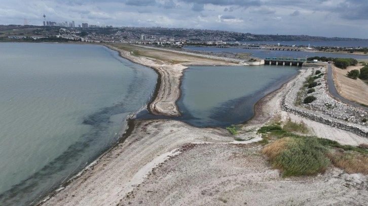 İstanbul'daki Büyükçekmece Gölü'nde çarpıcı görüntüler!