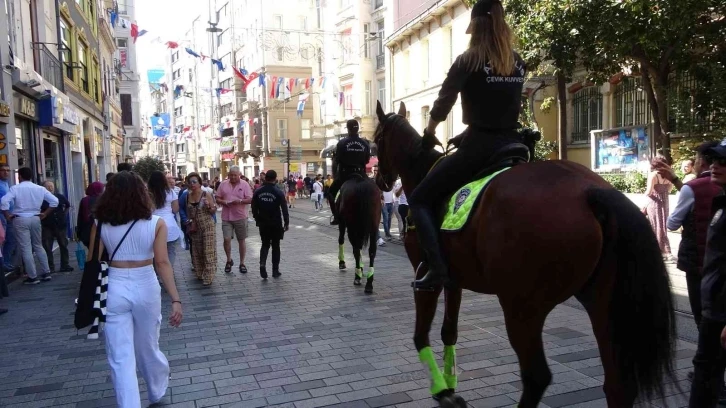 İstiklal Caddesi’nde atlı polislere yoğun ilgi
