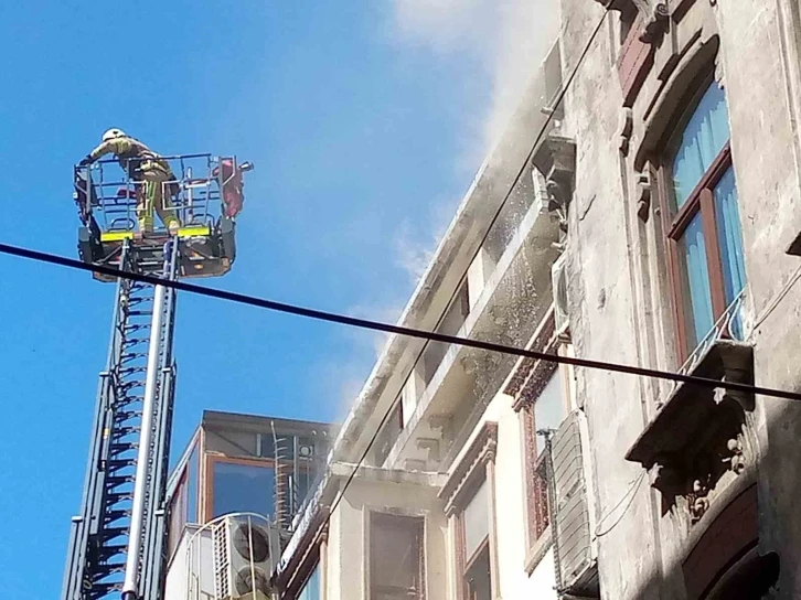 İstiklal Caddesi’nde yangın paniği
