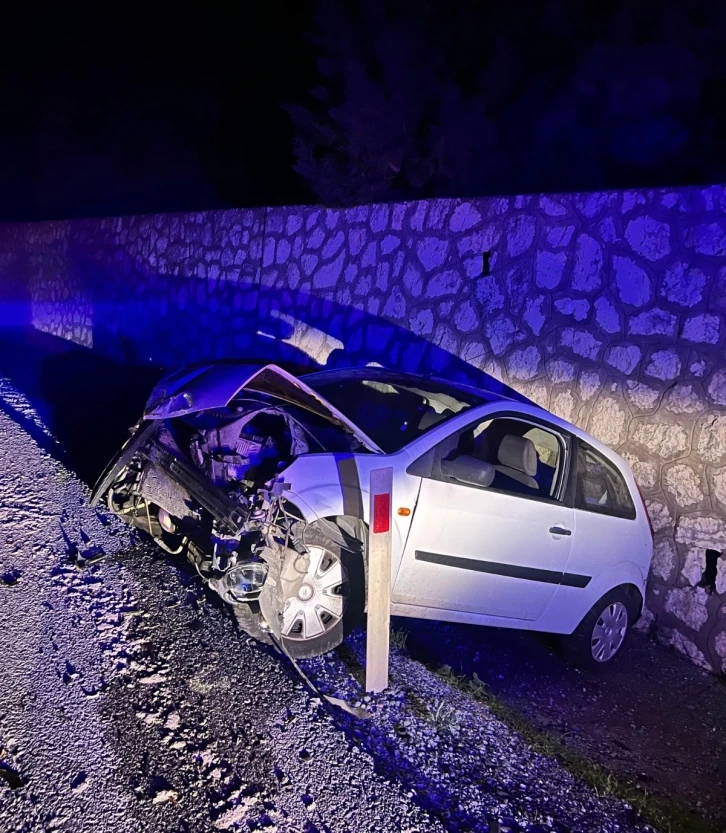 İstinat duvarına çarpan otomobilin sürücüsü yaralandı
