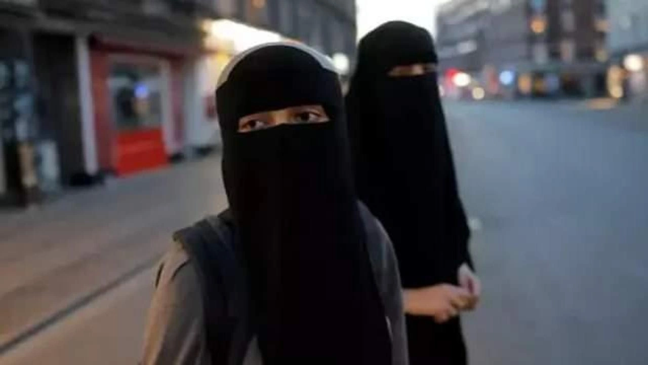 İtalya'da burka ve peçeye yasak teklifi