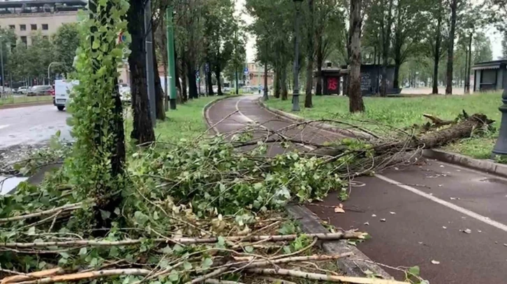 İtalya’da şiddetli fırtına: 2 ölü
