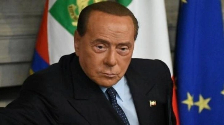 İtalya'da eski başbakan Berlusconi seçimlerde aday olmayı düşünüyor