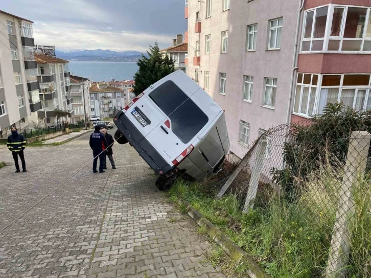 İterken kontrolden çıkan minibüs bahçe tellerinde asılı kaldı
