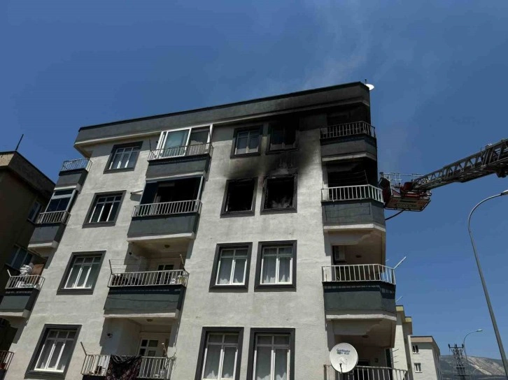 İtfaiye ekibi yanan evdeki bebeği son anda kurtardı