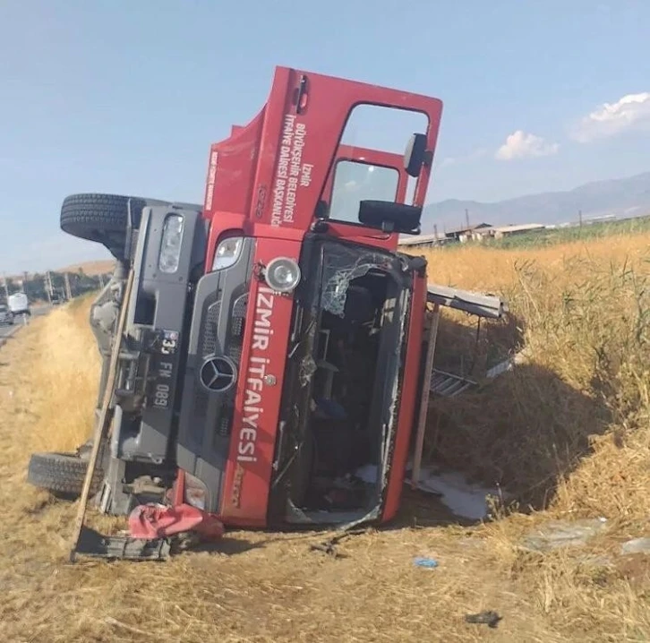 İtfaiye ekibi yangına giderken kaza yaptı: 3 yaralı
