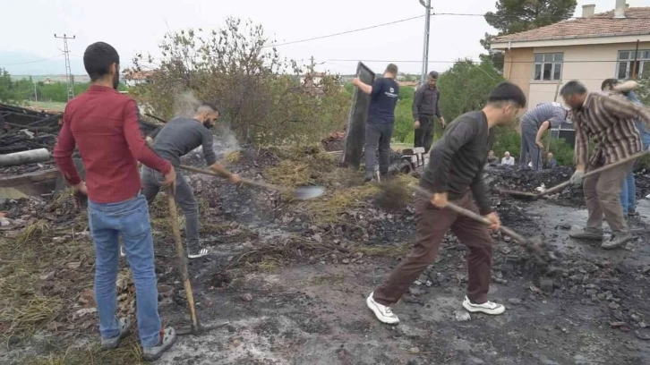 İtfaiye yol sorunu nedeniyle gecikince 2 evin çatısı küle döndü
