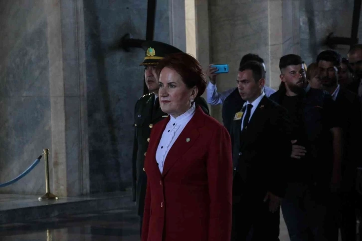 İYİ Parti lideri Akşener’den gençlerle Anıtkabir’e ziyaret
