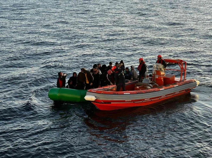 İzmir açıklarında 30 düzensiz göçmen kurtarıldı, 28 göçmen yakalandı
