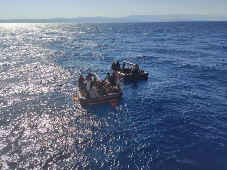 İzmir açıklarında 43 göçmen kurtarıldı
