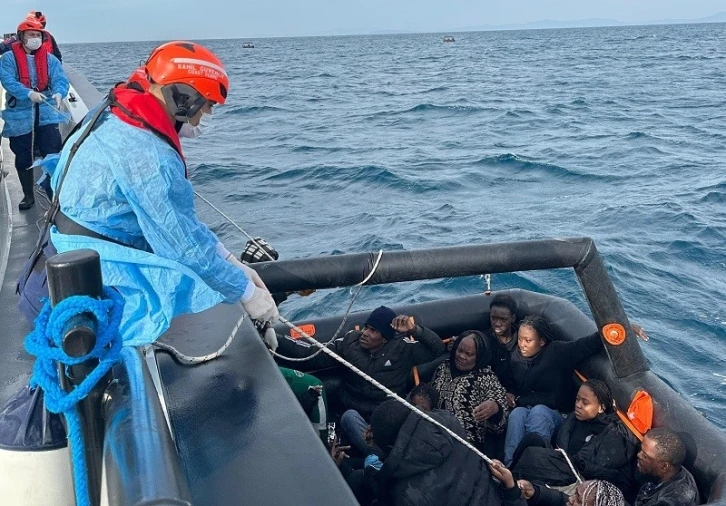 İzmir açıklarında göçmen hareketliliği: 100 göçmen karaya çıkartıldı
