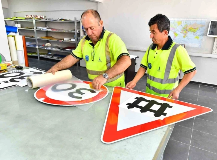 İzmir Büyükşehir, yılda 15 bin trafik levhası monte ediyor
