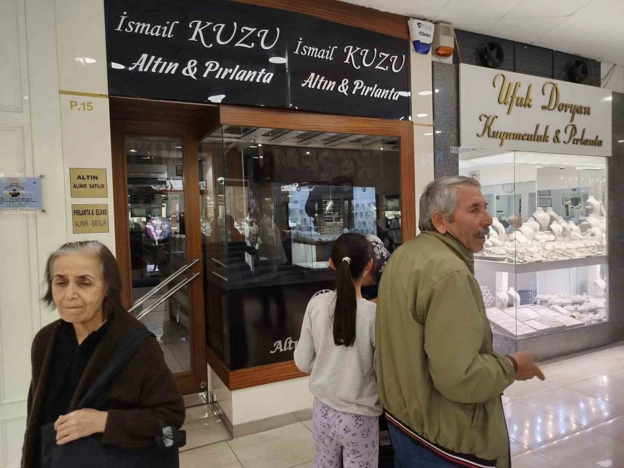 İzmir’de 23 kişiyi 22 milyon lira dolandıran kuyumcu kardeşler yakalandı
