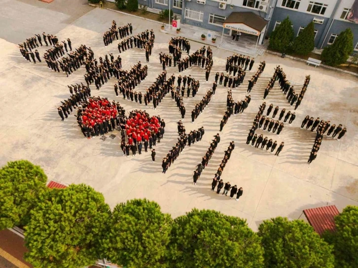 İzmir’de 576 öğrenciden "Yaşasın Cumhuriyet" koreografisi
