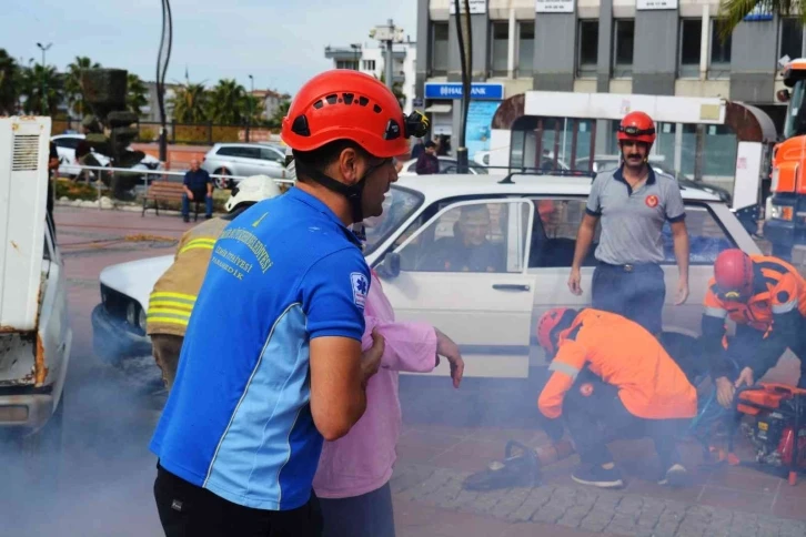 İzmir’de alev savaşçılarından tatbikat
