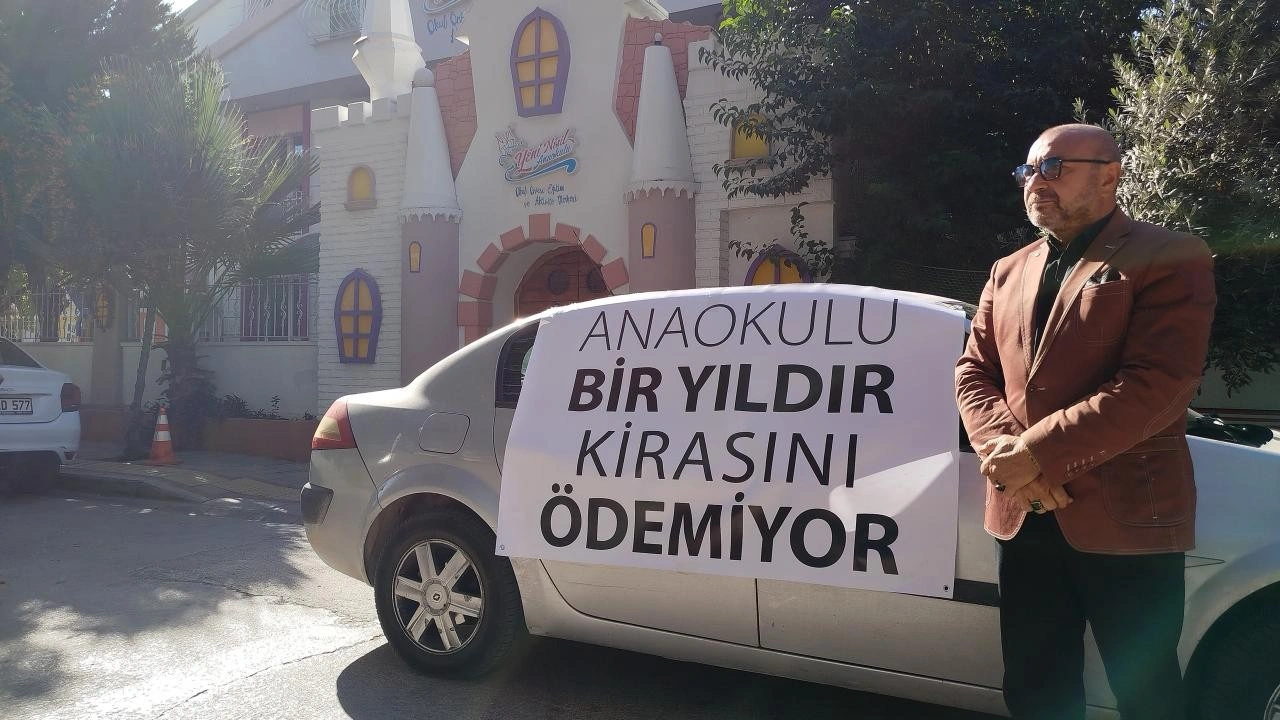 İzmir'de anaokulu önünde şaşırtan pankart