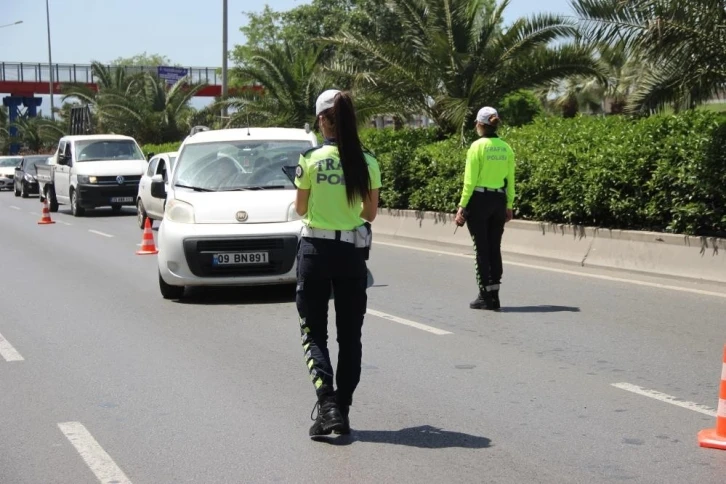 İzmir’de bayram trafiği havadan ve karadan 449 personelle denetlenecek
