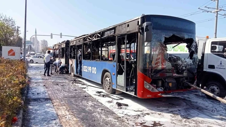 İzmir’de belediye otobüsü alevlere teslim oldu
