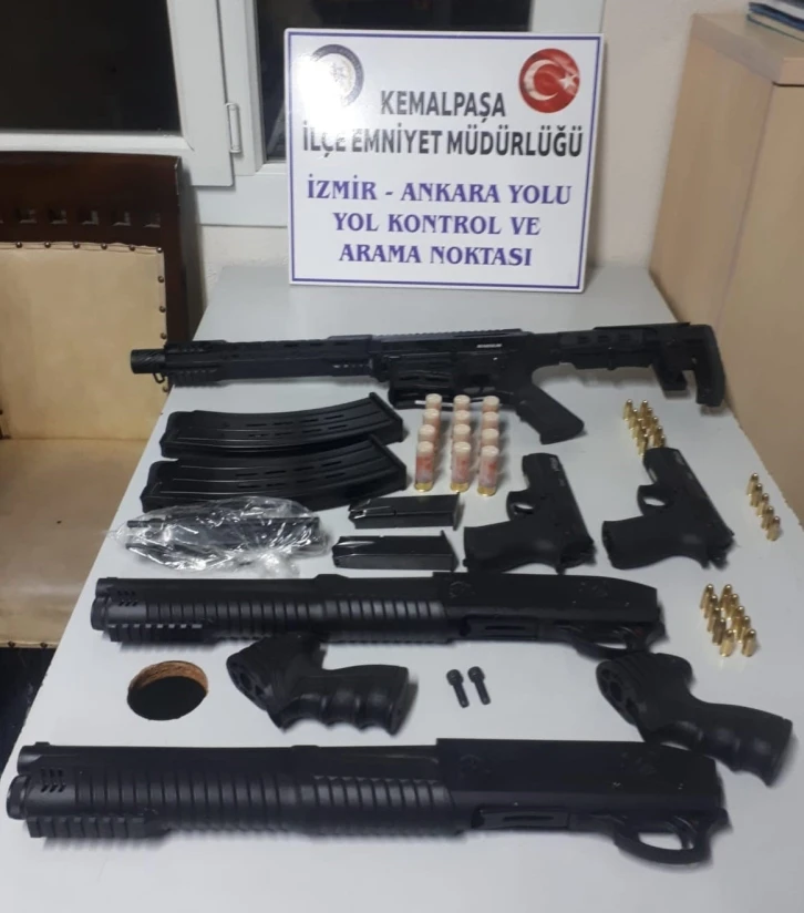 İzmir’de bir araçtan 5 adet ruhsatsız silah ele geçirildi: 2 gözaltı
