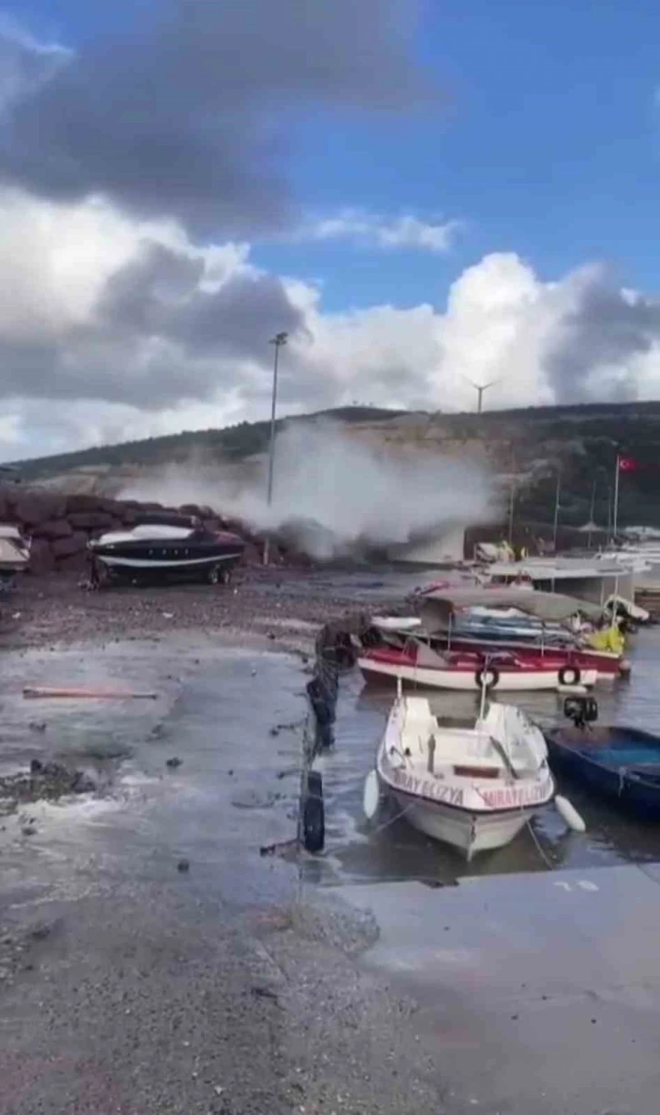 İzmir’de dalgalar yükseldi 4 kişi denize düştü
