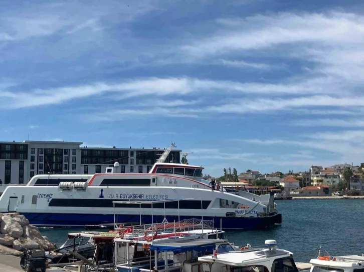 İzmir’de deniz seferlerine fırtına engeli
