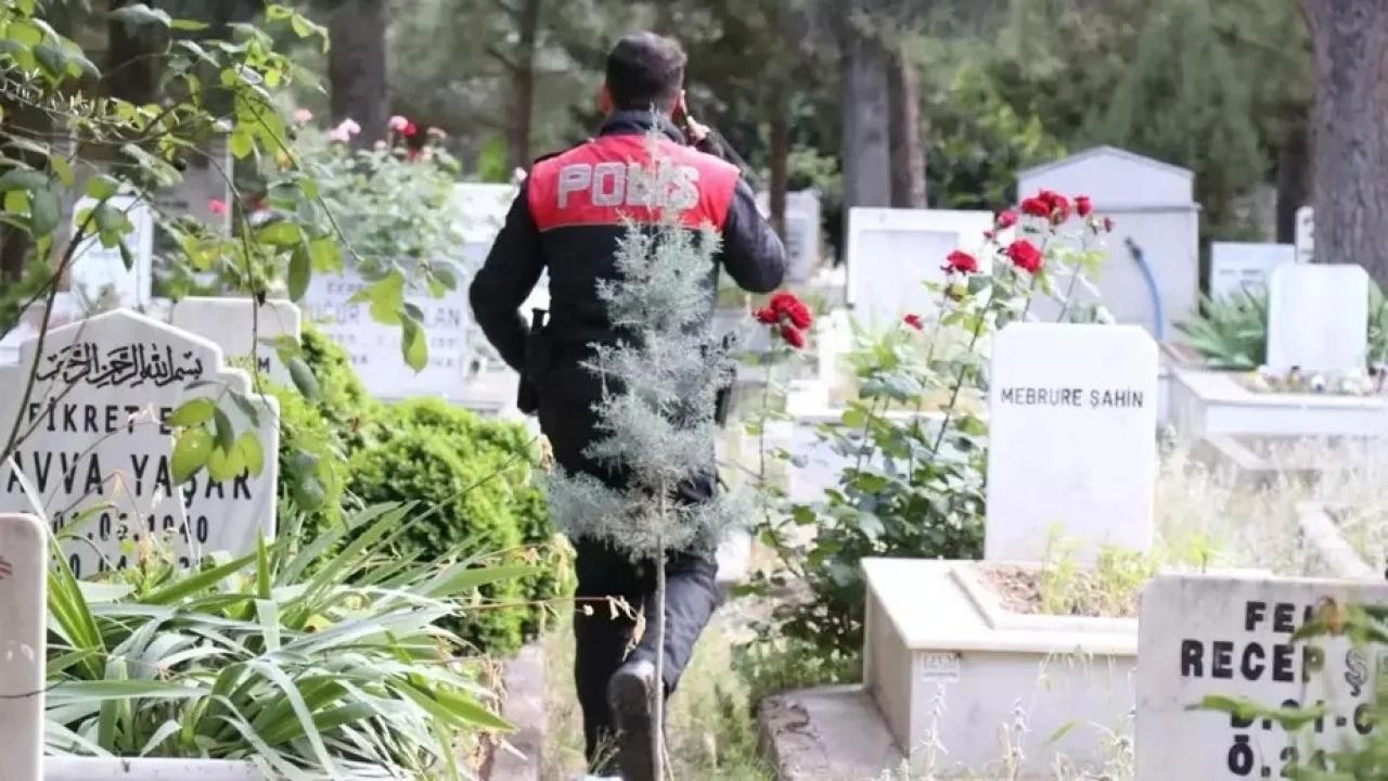 İzmir'de esrarengiz olay! Mezardan iki insana ait kemik torbası çıktı