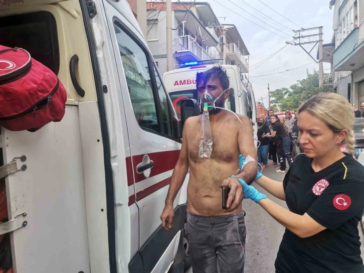 İzmir’de ev yangını: 1’i bebek 9 kişi dumandan etkilendi
