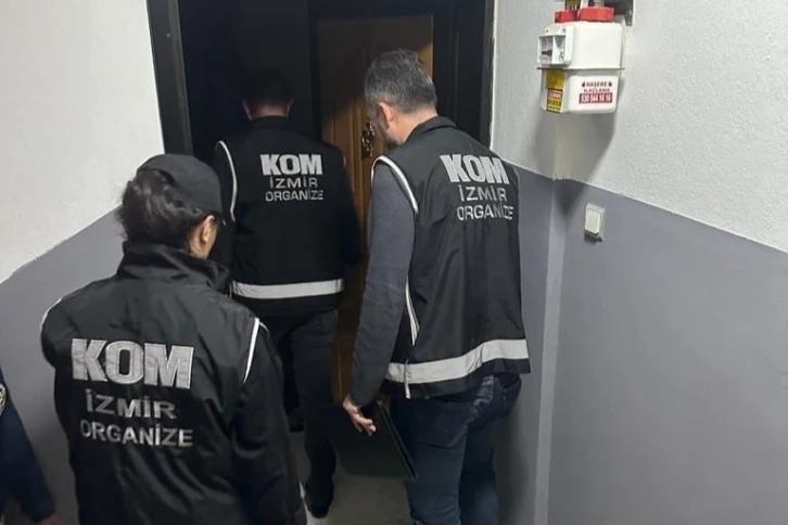 İzmir’de FETÖ şüphelilerine yönelik operasyon: 14 gözaltı
