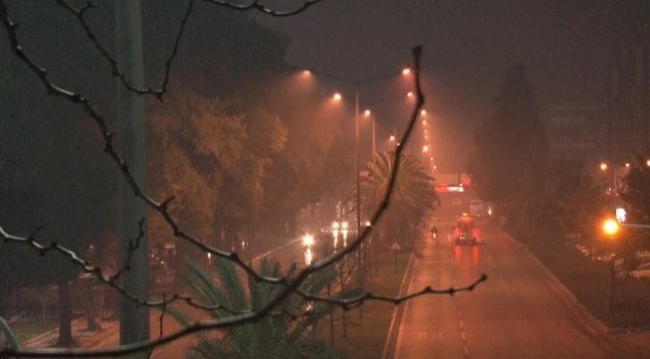 İzmir’de hava kirliliği alarm veriyor: Dumanlar şehri kapladı
