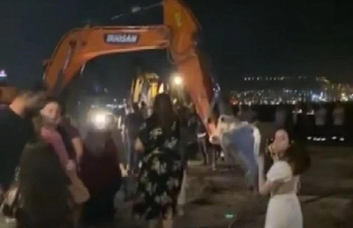İzmir’de ilginç görüntüler: Yıkım ekibi ve polis geldi, düğün yarıda kaldı
