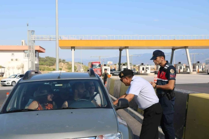 İzmir’de jandarma ekipleri bayramda trafik denetimlerini arttırdı
