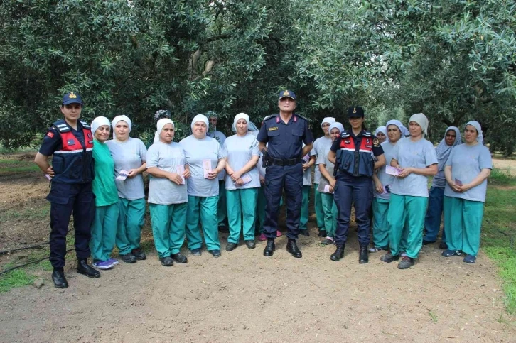 İzmir’de jandarma köşe bucak gezip KADES’i tanıtıyor
