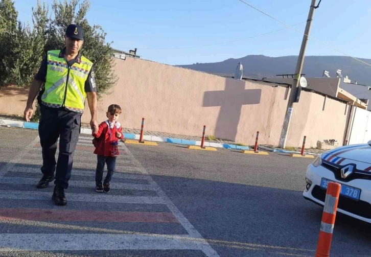 İzmir’de jandarmadan okul ve çevresi denetimi
