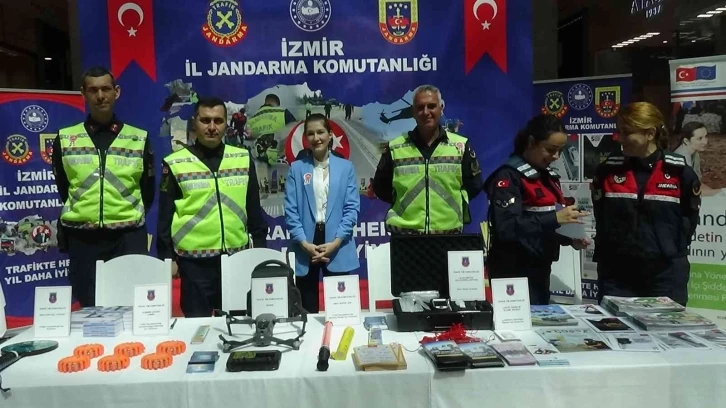 İzmir’de jandarmadan ’Trafik Haftası’ etkinliği
