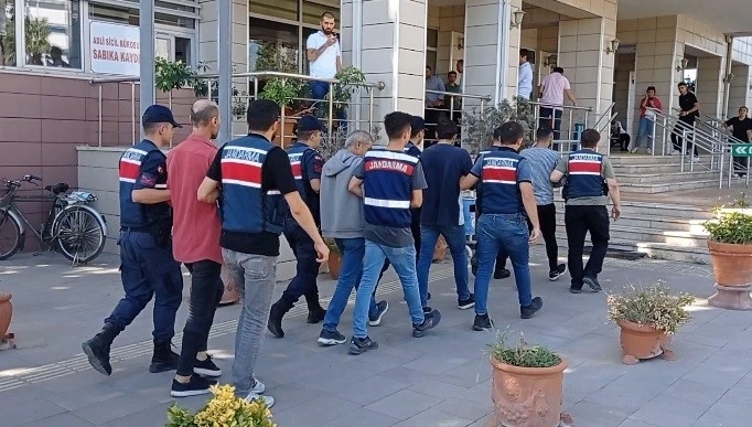 İzmir’de jandarmadan uyuşturucu tacirlerine operasyon: 7 gözaltı
