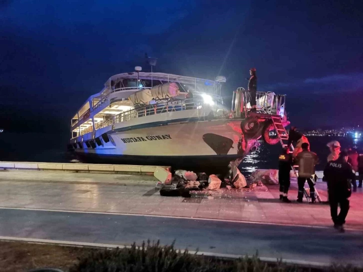 İzmir’de Konak-Bostanlı vapuru karaya çarptı
