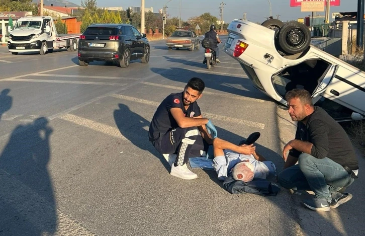 İzmir’de otomobil yol kenarını devrildi, 2 kişi yaralandı
