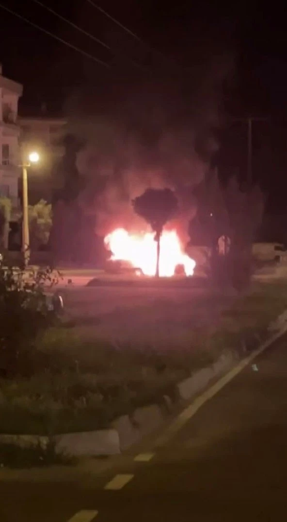 İzmir’de park halindeki otomobil alev topuna döndü
