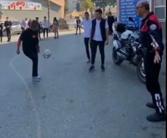 İzmir’de polis ile kadın öğretmenden futbol şov
