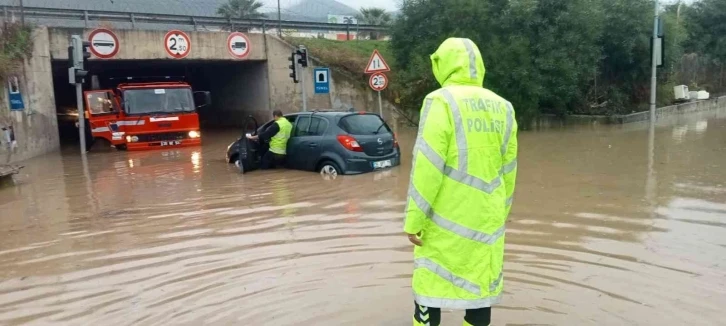 İzmir’de selde araçlar mahsur kaldı
