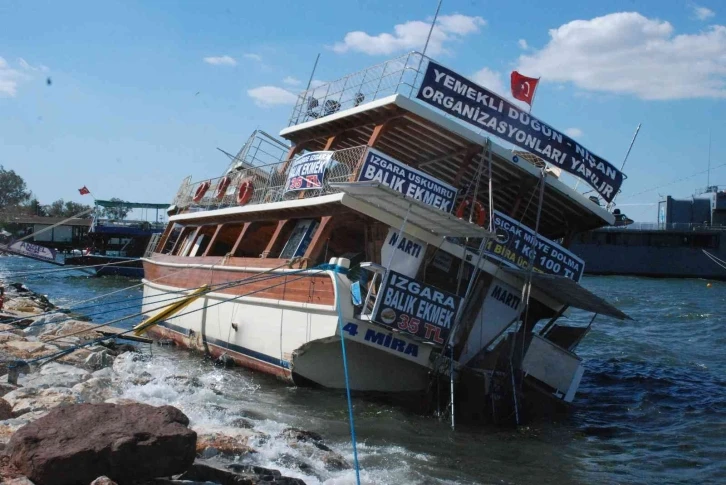 İzmir’de şiddetli rüzgar tekneyi devirdi
